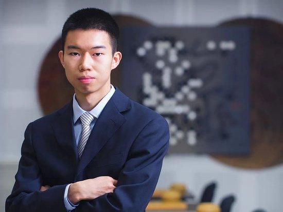 患有精神疾病的“癫佬神探”李俊（刘青云 饰）为查真凶独闯犯罪现场
